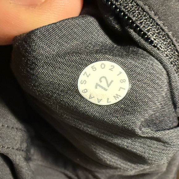 🍋 Lululemon Tracker Shorts V - Picture 4 of 10